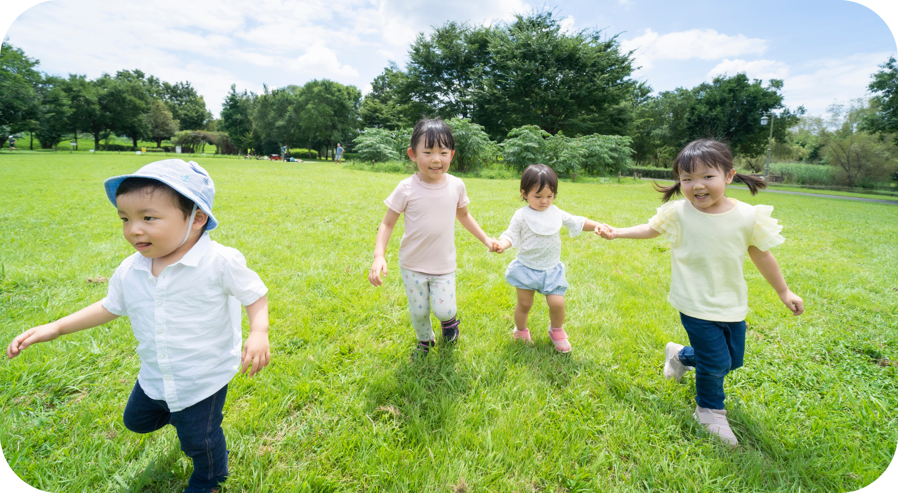 こどもが外で遊んでいる様子